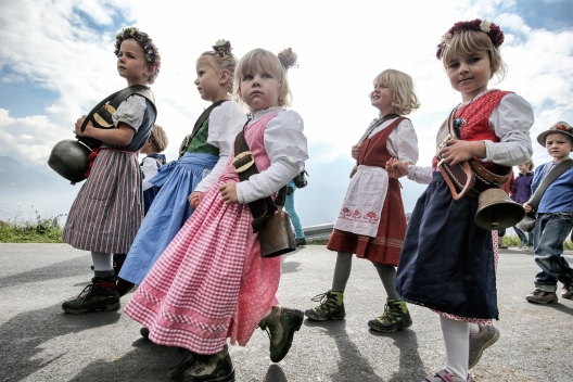 Kindergruppe am Umzug durch das Dorf Seewis